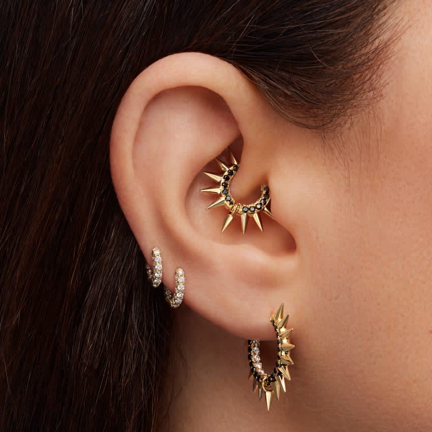 Metal Mohawk with Black and White Diamond Pavé Hoop Earring Yellow Gold 8mm