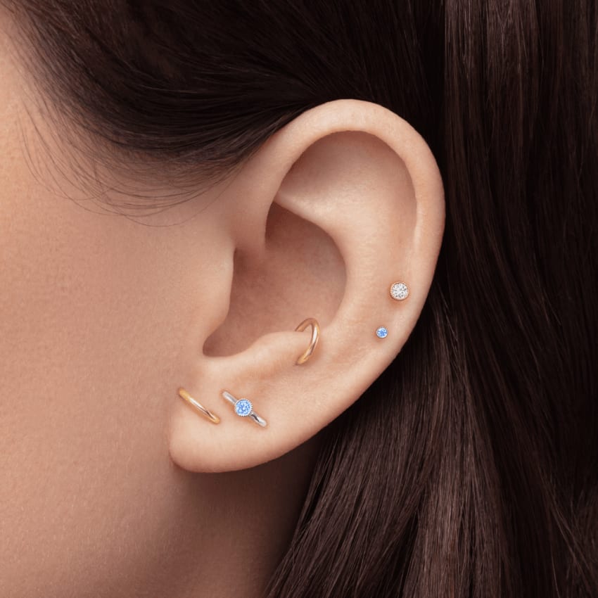 Scallop Set Light Blue Diamond Threaded Stud Earring Yellow Gold 1.2mm